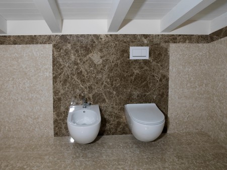 Bathrooms: marble, granite and natural stone coverings